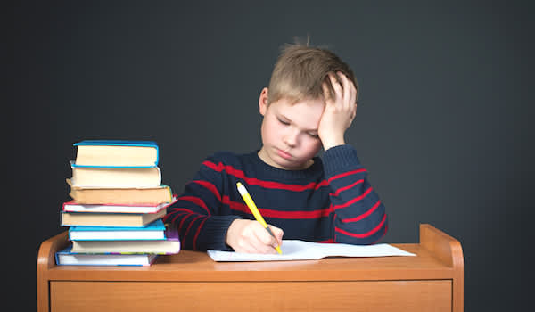 患有偏头痛的孩子忙于学习。