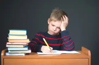患有偏头痛的孩子很难完成学业。