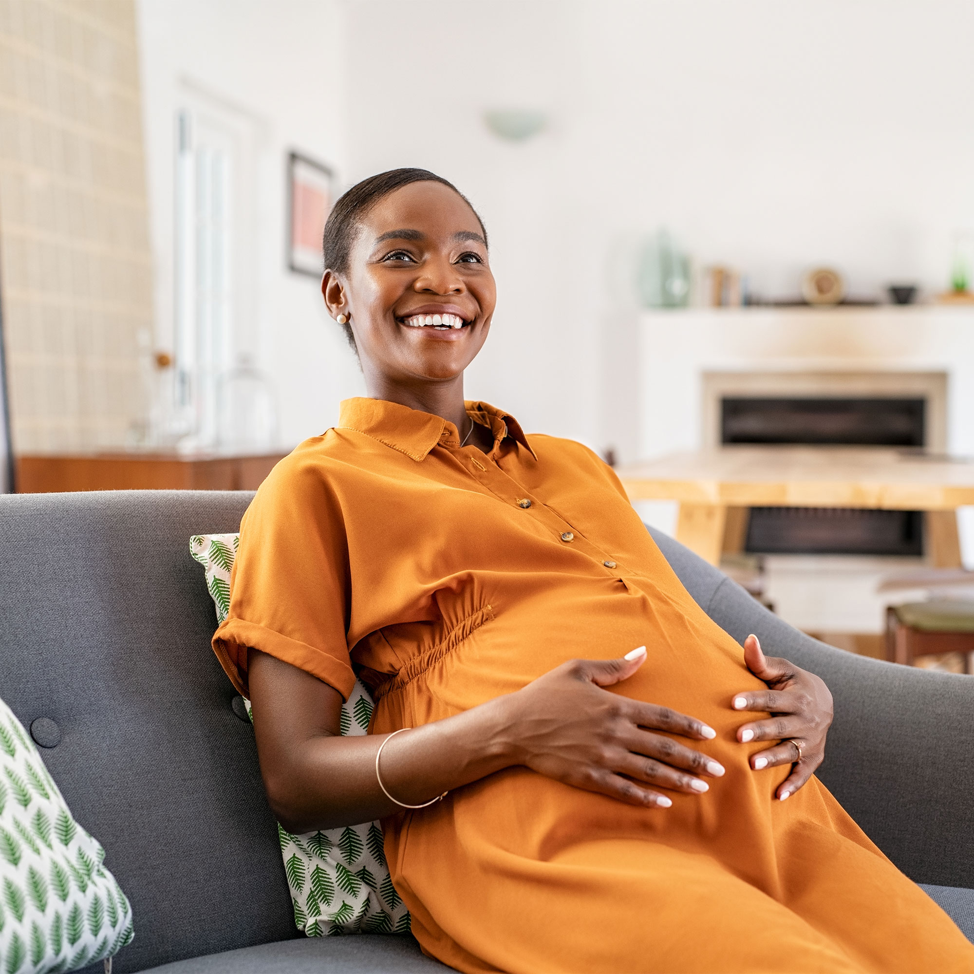 一个幸福的孕妇坐在沙发上