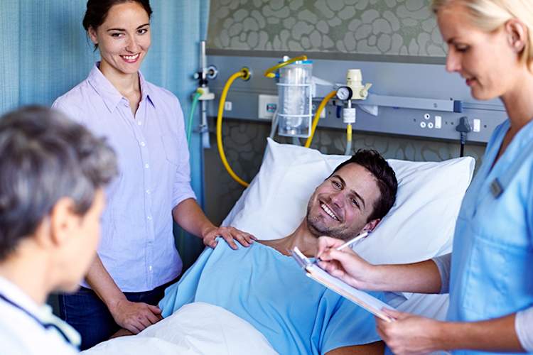 男子说他的医生在手术后。