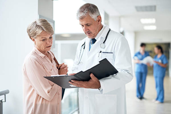 医生解释给病人手术的好处。