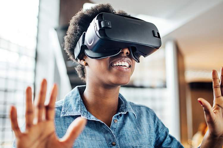 使用虚拟现实模拟器的女人。