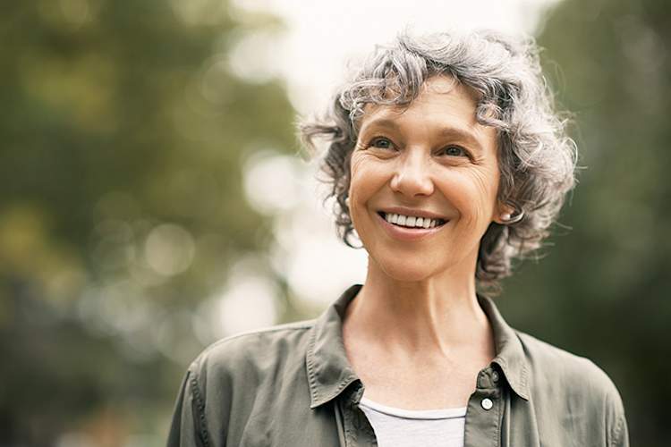 微笑高级的女性。