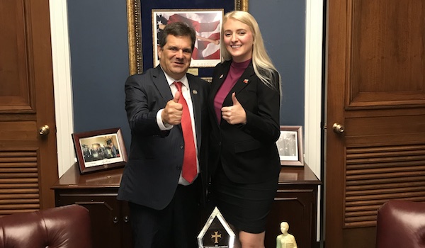 众议员盖斯·比利雷基斯，R-FL和坎迪斯·勒曼在国会山。