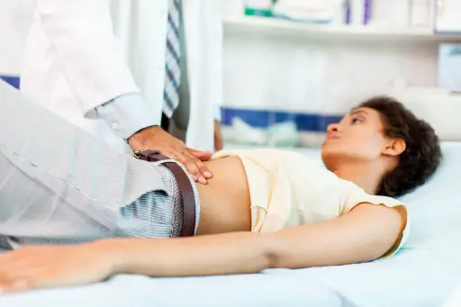 一名胃痛妇女正在接受医学检查