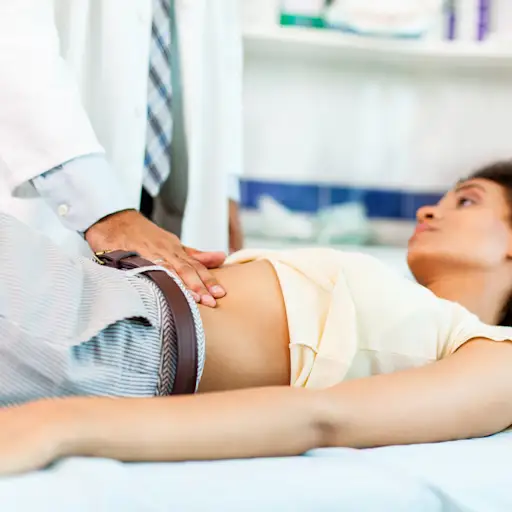 胃痛的妇女获得体检