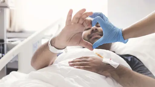 医院的病人和医生用手制造心脏。