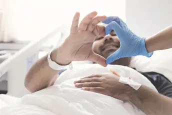 医院病人和医生用手做心脏。