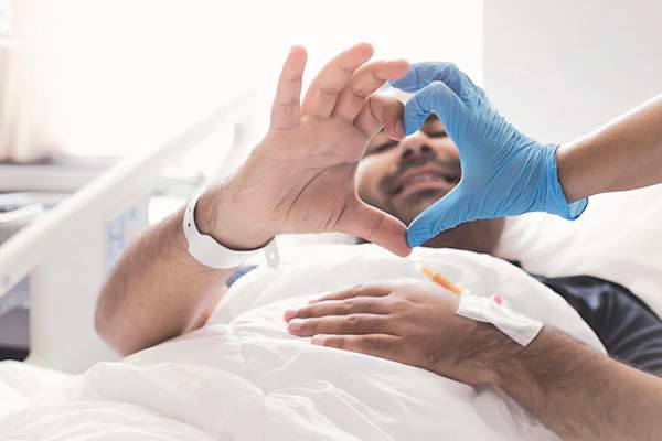 医院的病人和医生制定心脏手。