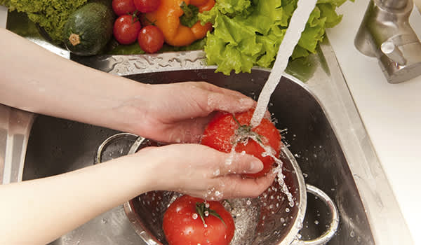 女人洗西红柿片。