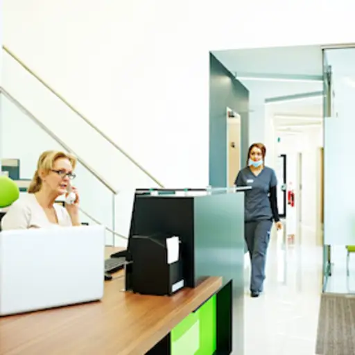 接待员接病人的电话。