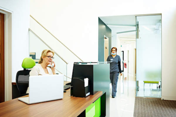 接待员接听病人的电话。