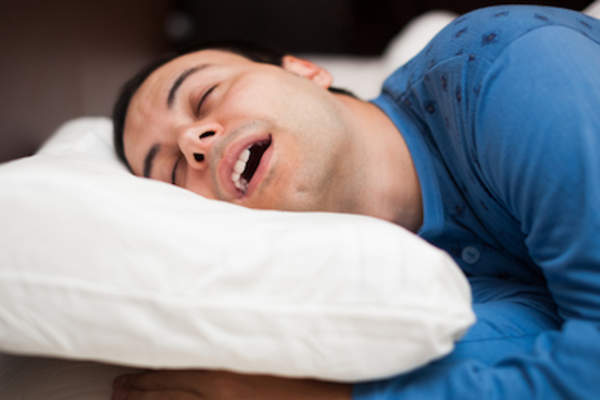 男人在快速眼动睡眠中做梦。