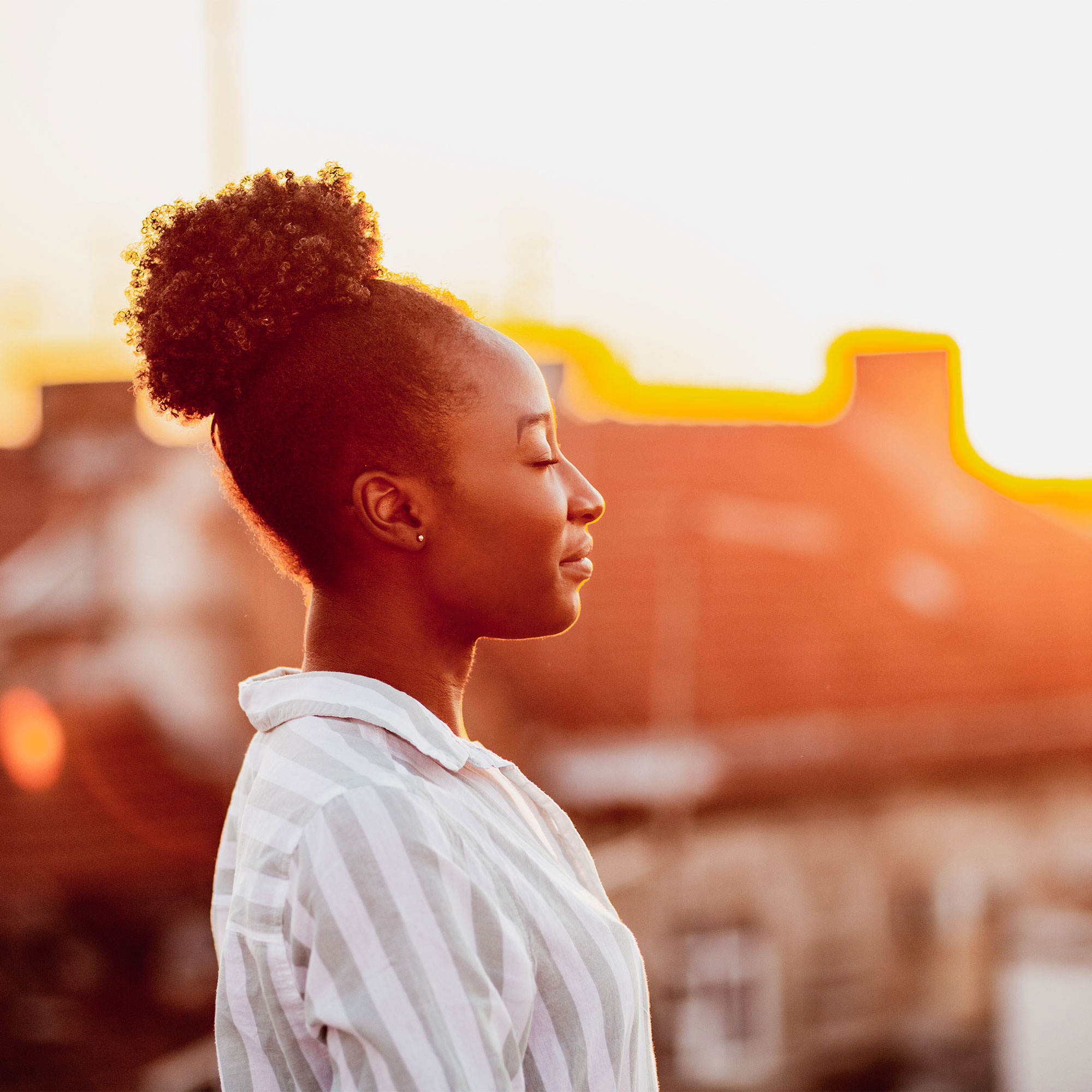 一位沉思的妇女闭着眼睛站在那里