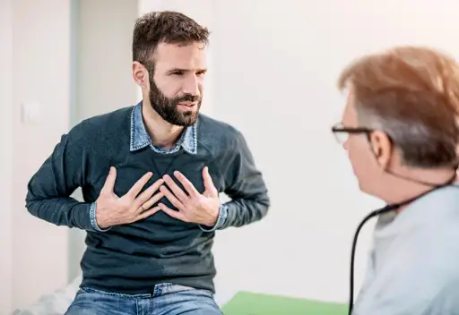 描述对他的医生的中间成年男性患者胸口痛苦。