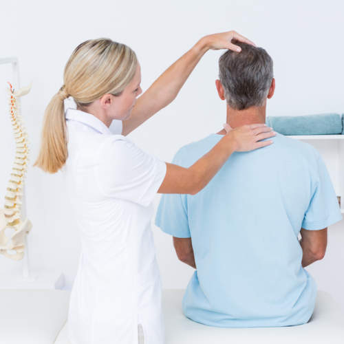 脊椎指压治疗师对病人的脊椎进行校正。