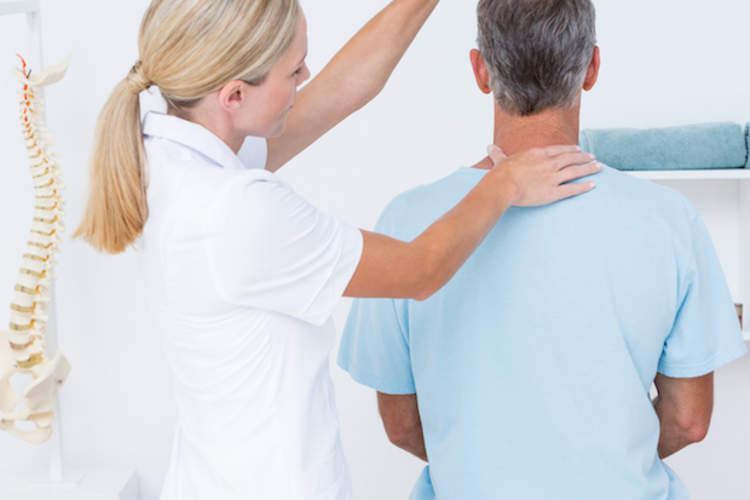 脊椎指压治疗师对病人的脊椎进行校正。