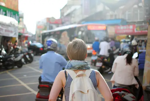 在繁忙的城市里背包旅行的女人