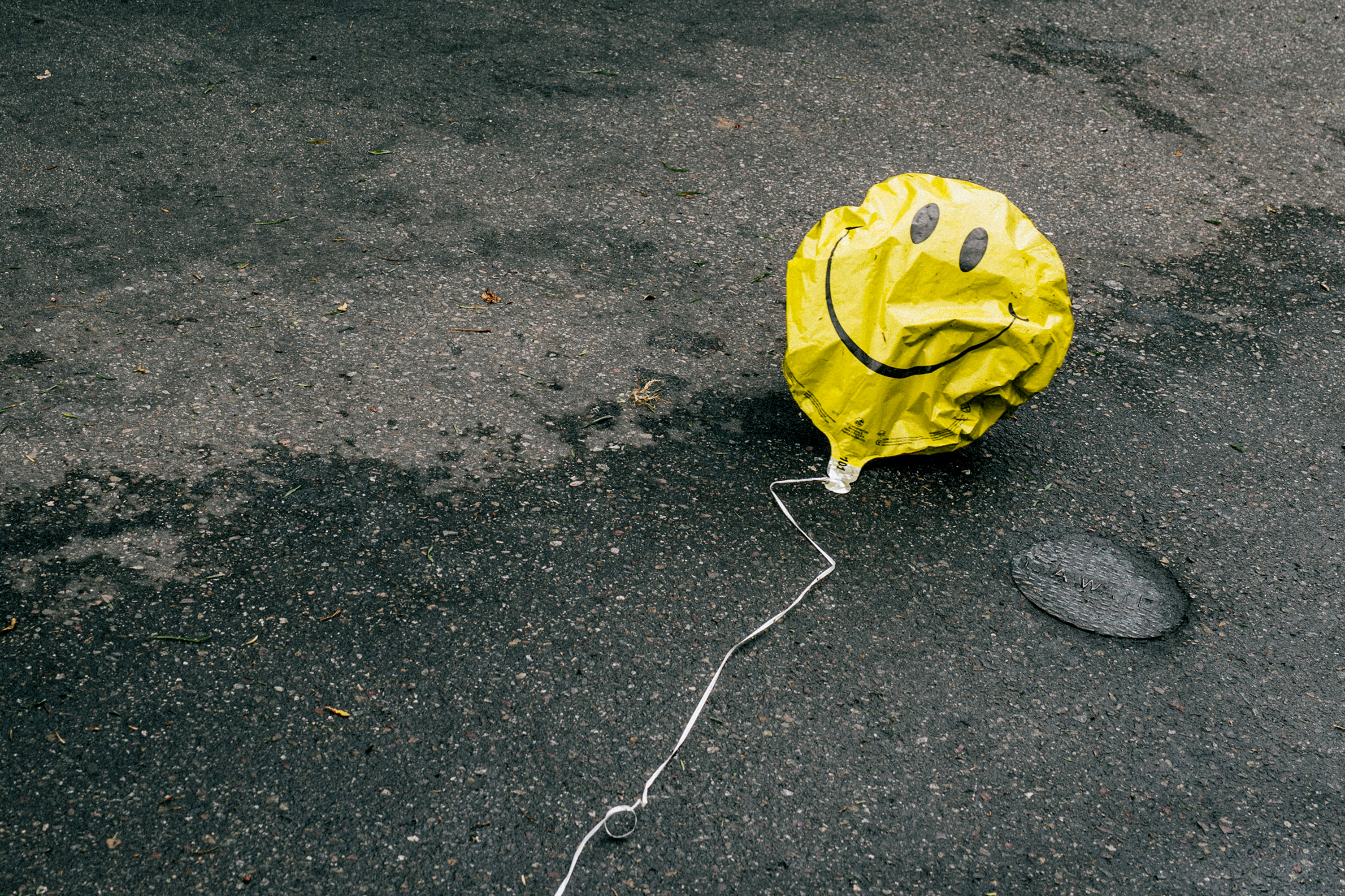 在街上泄气的笑脸气球了