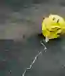 一个泄气的笑脸气球躺在街上