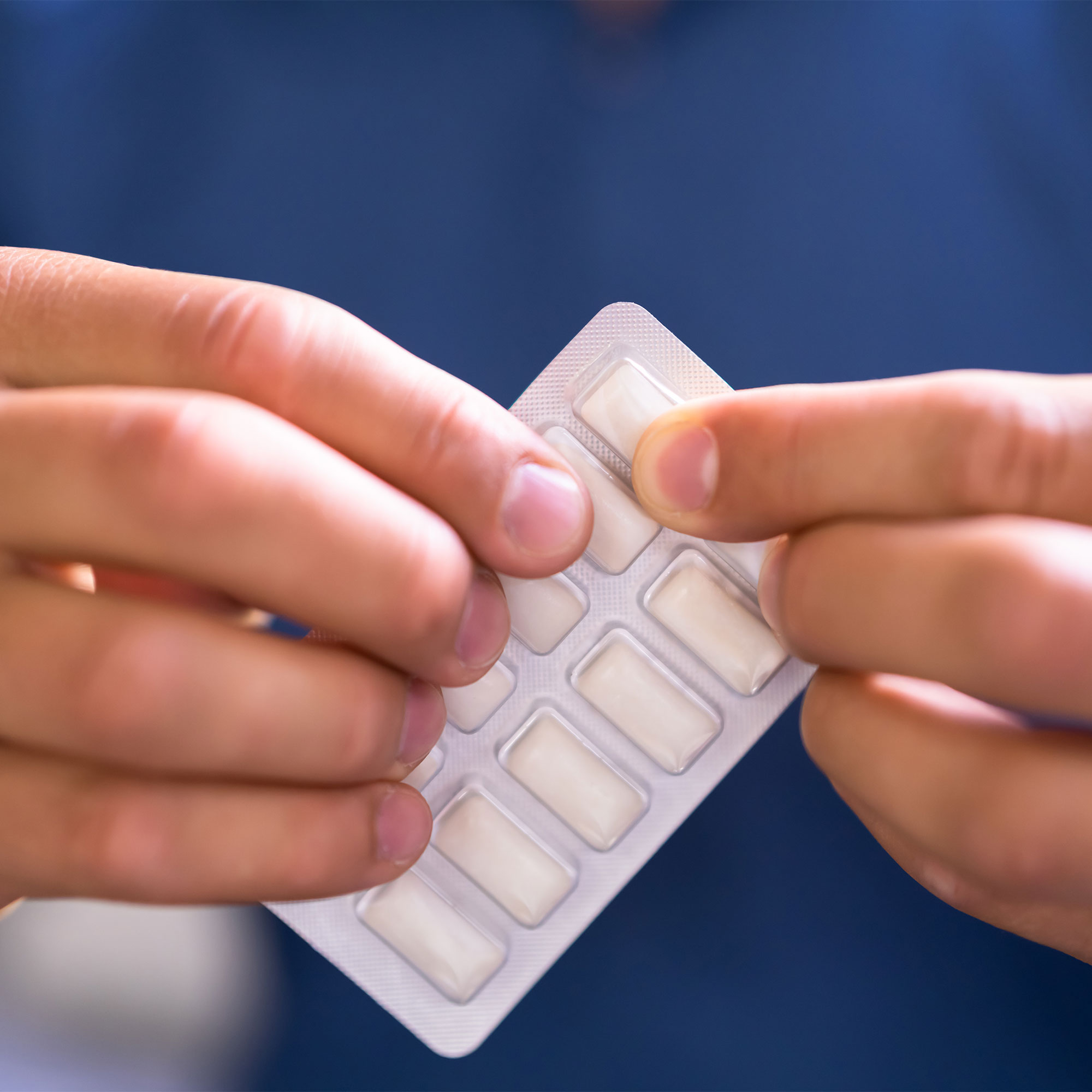 一个人打开一包尼古丁口香糖