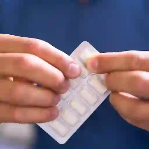 一个人打开一包尼古丁口香糖