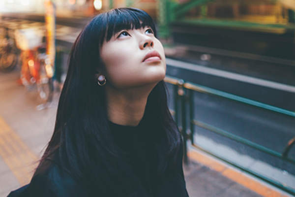 边缘性人格障碍的妇女感到孤独。