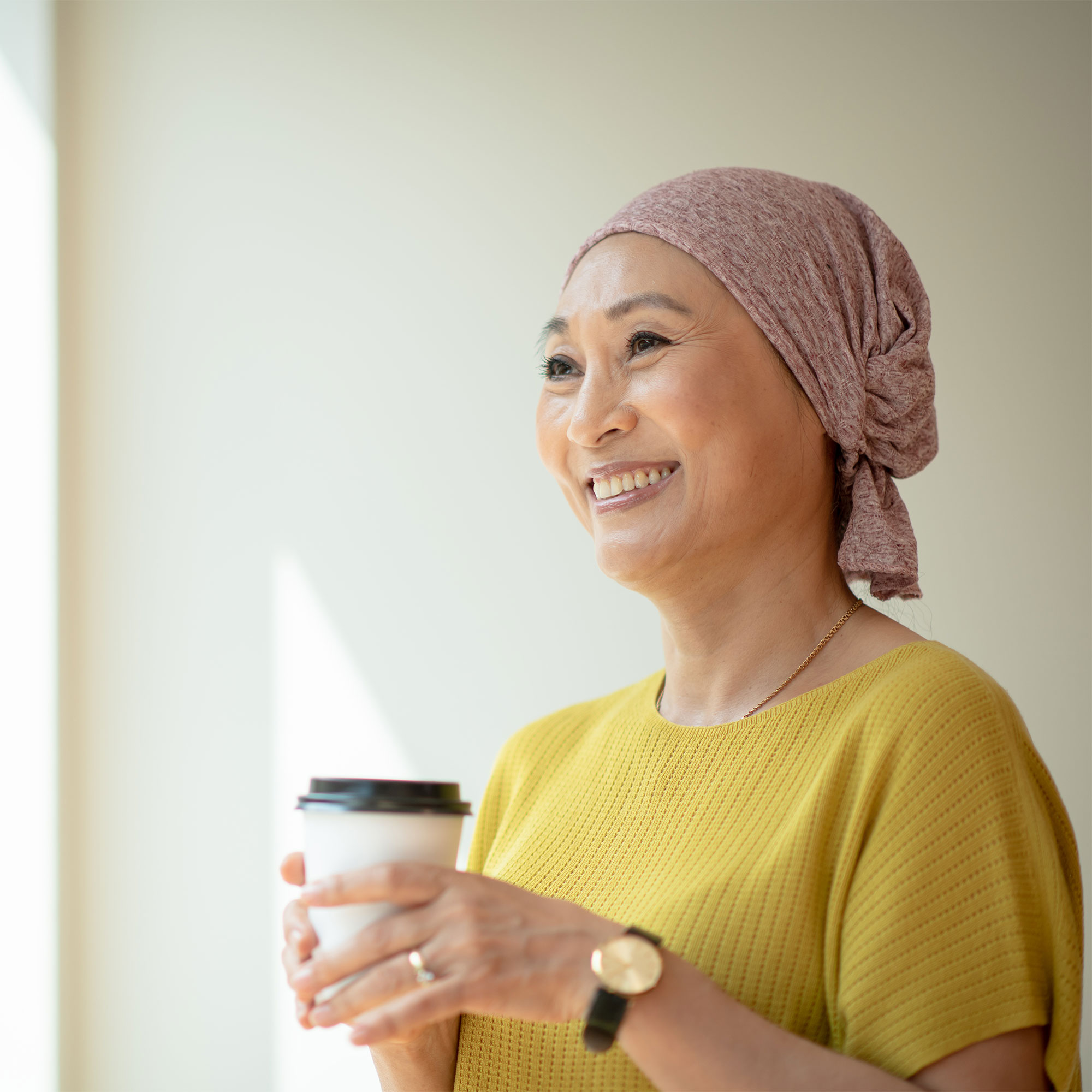 一位癌症患者微笑着望向窗外