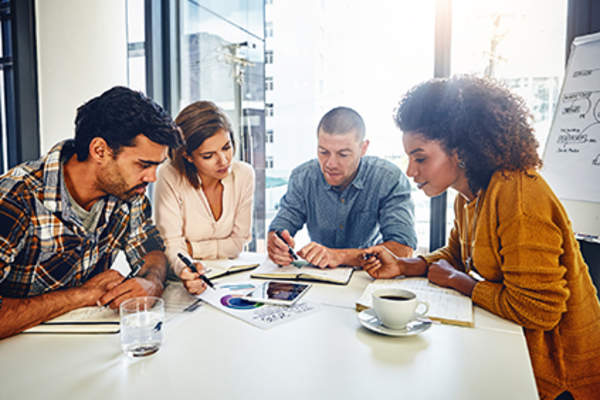 在办公室富有成效的会议。