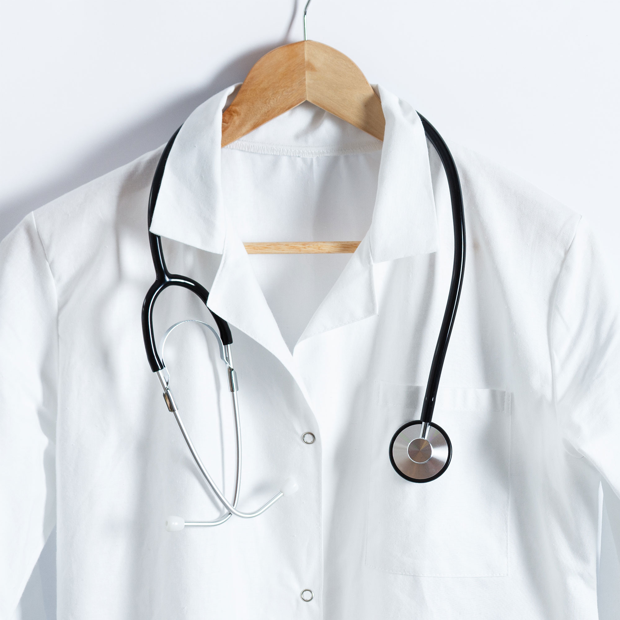 医生的白大褂挂着听诊器