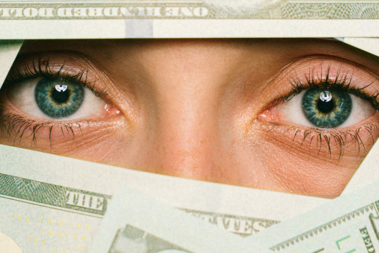 金钱完全遮蔽了女人的脸，除了她的眼睛