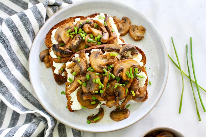乳清干酪吐司Sautéed蘑菇