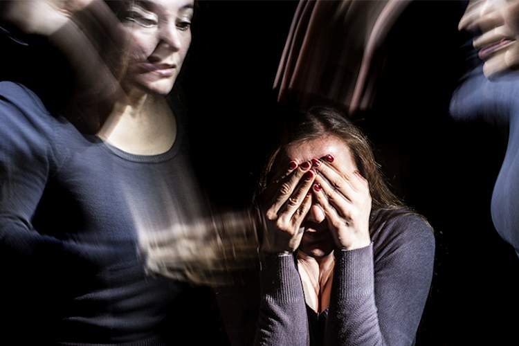 女子有精神分裂症幻觉。