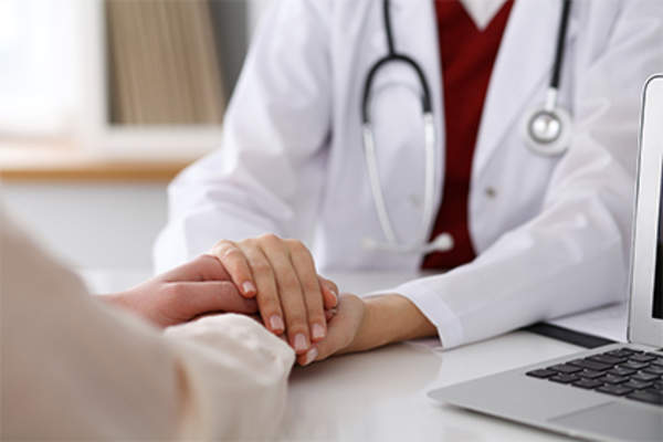 医生拿着病人的手支持。