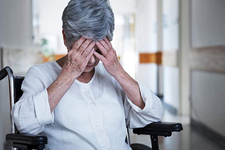 强调老年人患有痴呆症。