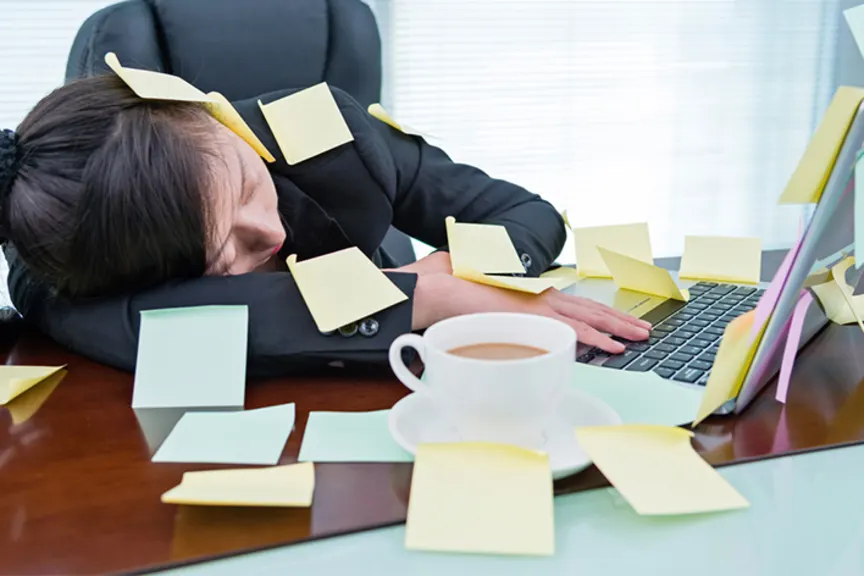 压力山大的女人睡在满是纸条的笔记本上。