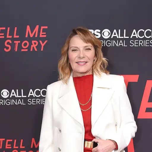 2018年10月23日，女演员Kim Cattrall出席了CBS All Access电视剧《Tell Me A Story》在纽约Metrograph的首映式。