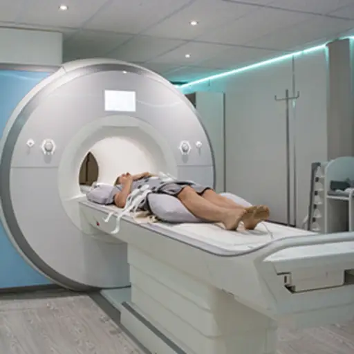 女人得到CT扫描。