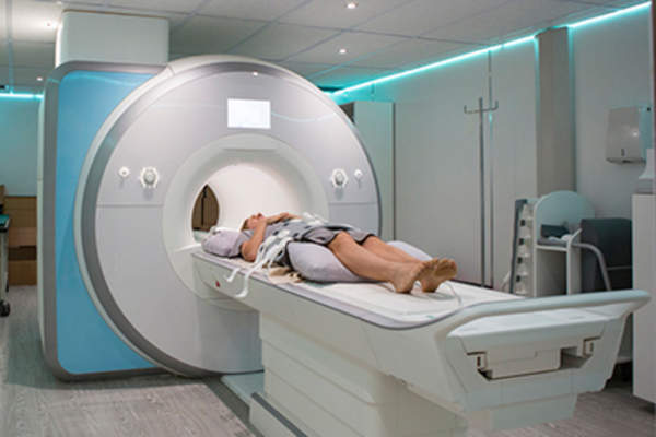 做CT扫描的女人。