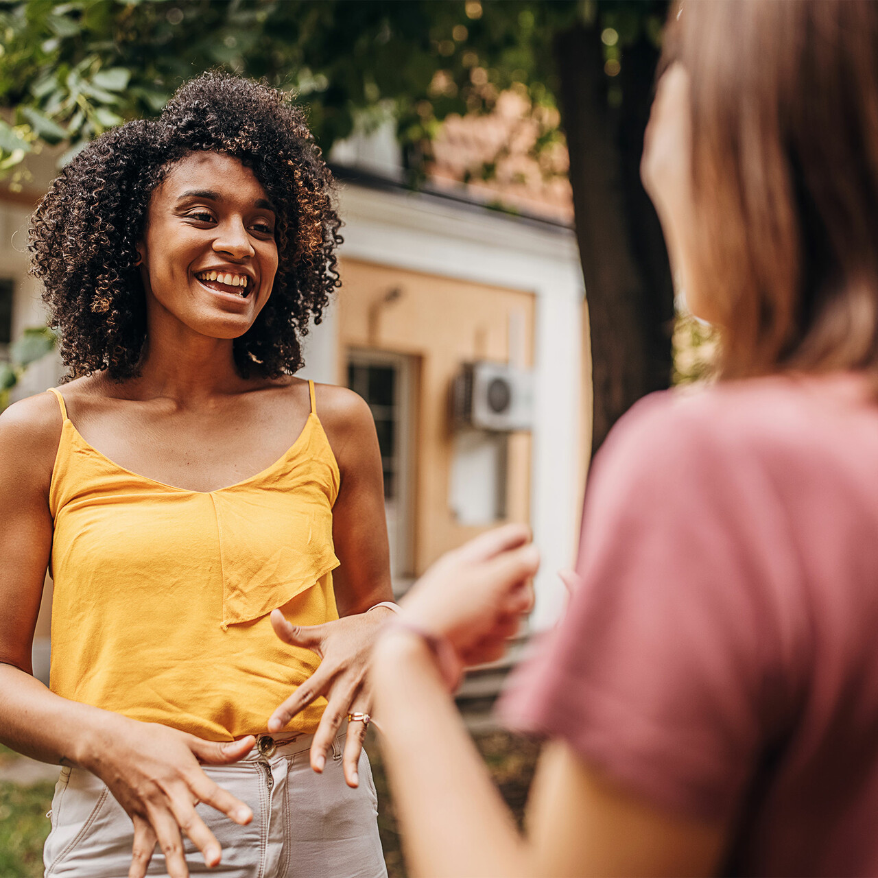 两个女人在外面微笑和说话