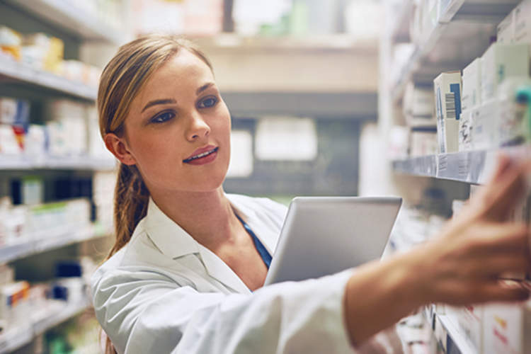 药剂师伸手拿药。