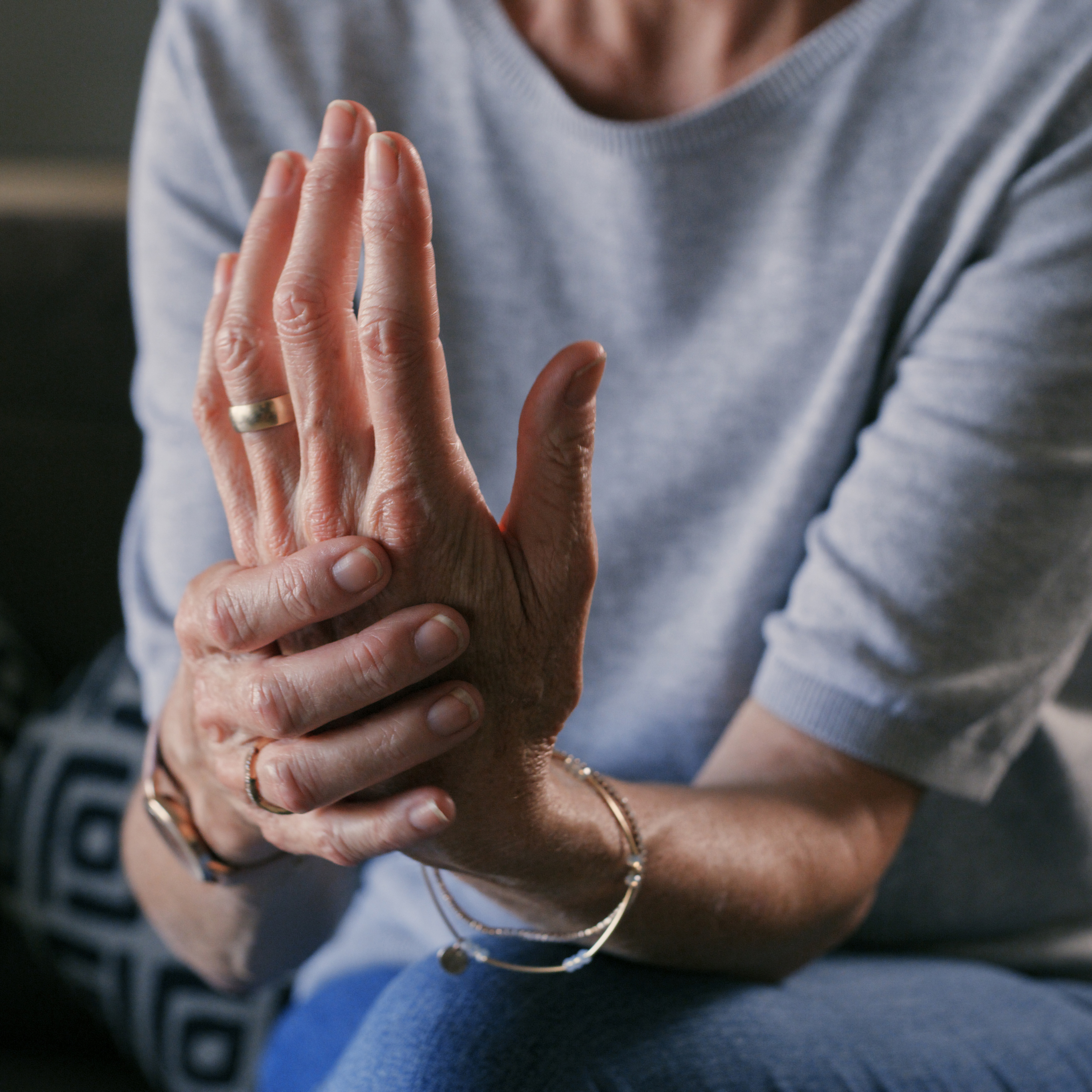 关闭一个老妇人的关节炎。