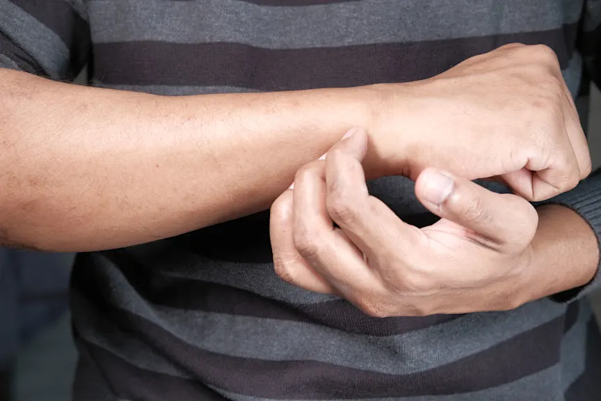 一个男人抓伤他的手腕