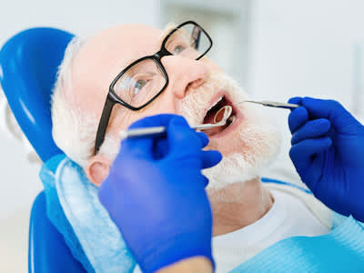 男子在牙医处检查。