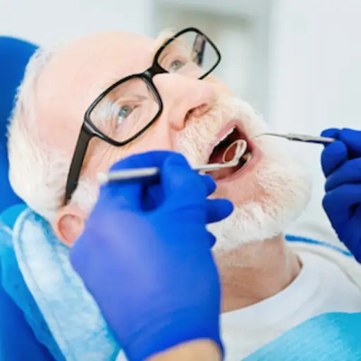 男人在牙医那里做检查。