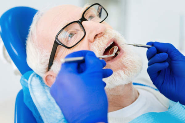 男子在牙医处检查。