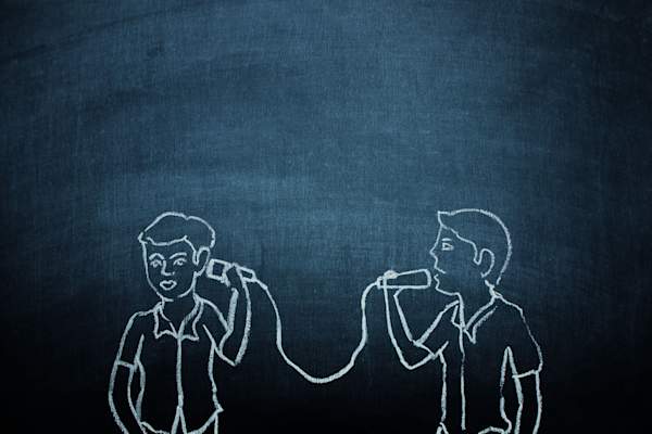 两个人用罐头和绳子交流的图画