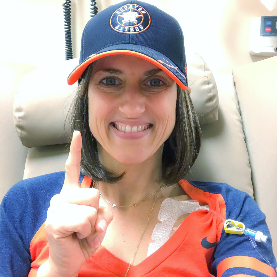 萨布丽娜在化疗时举起一根手指