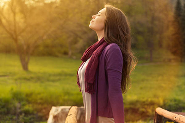 深呼吸的女人。