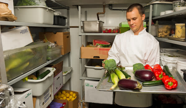 食品工人越来越准备蔬菜。